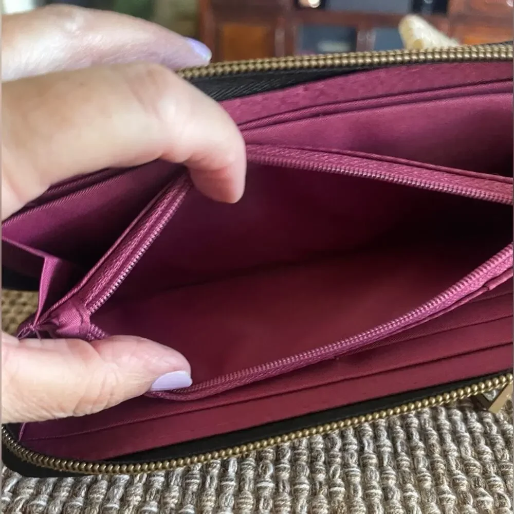 Travelon Black wallet with Gold